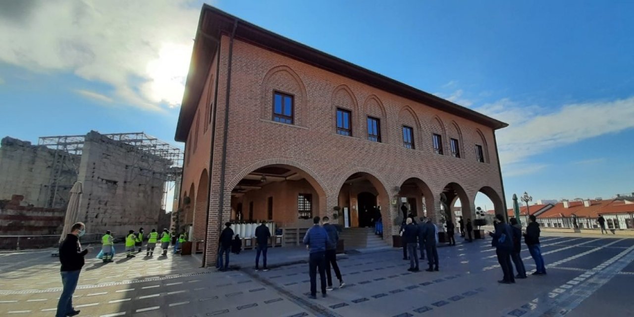 Yılın İlk Cuma Namazı Kısıtlama Şartları Altında Kılındı