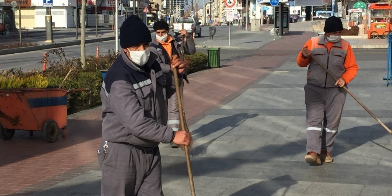 Herkes Evinde, Onlar Mesaide