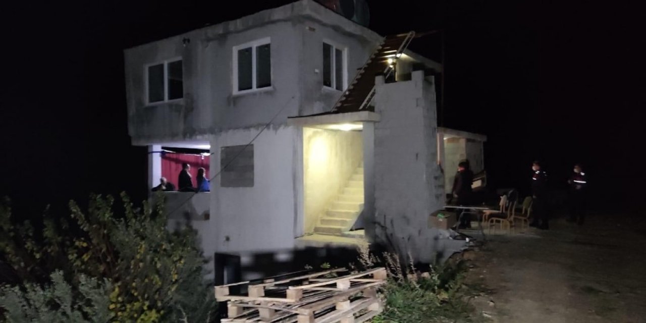 Mersin’de İnşaat Halindeki Binada Yılbaşı Kutlaması Yapan 18 Kişi Yakalandı