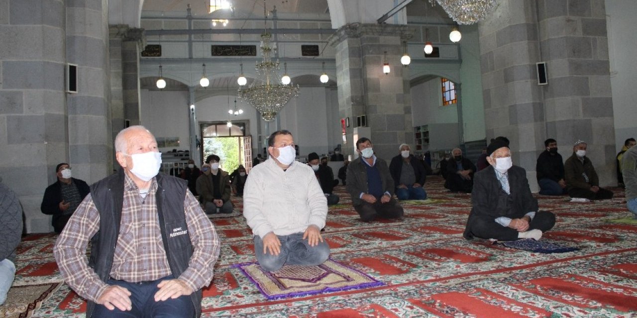 622 Yıllık Tarihi Bergama Ulu Camii’nde Yeni Yılın İlk Cuma Namazı