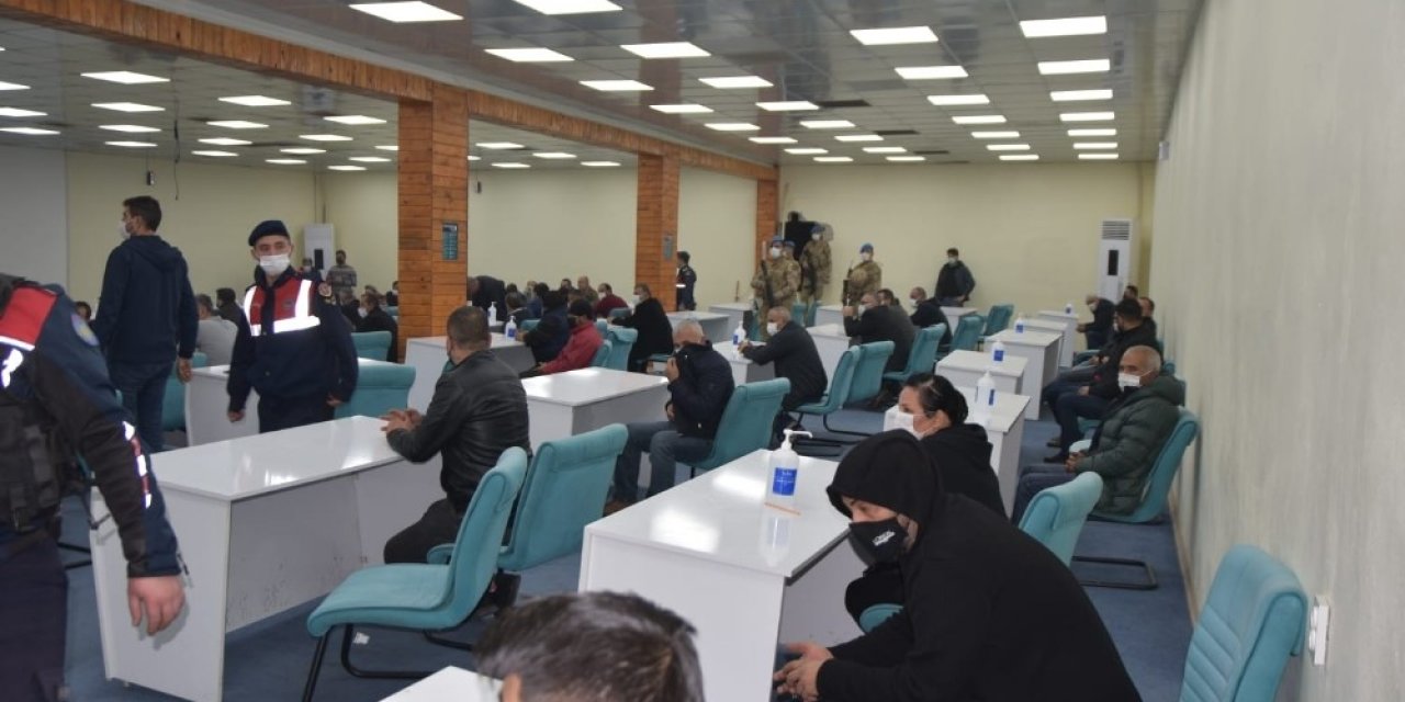 Kepçeyle Duvarı Yıkılarak Girilen Binada 89 Kişi Kumar Oynarken Yakalandı