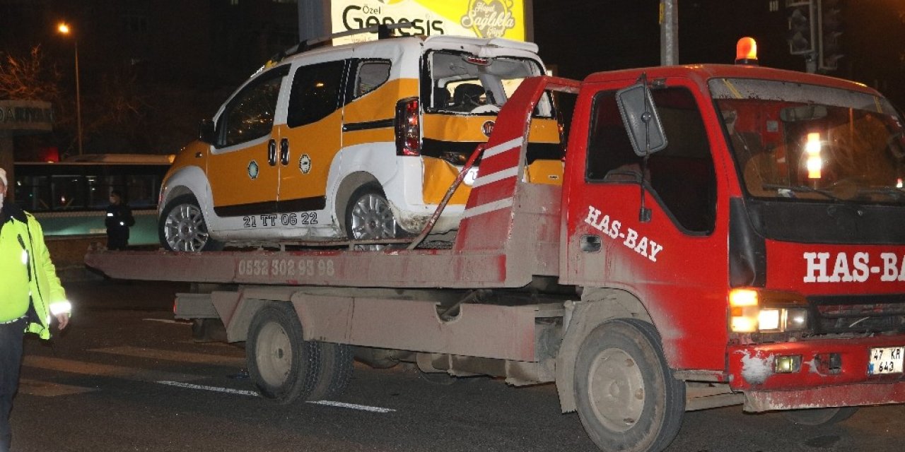 Kısıtlamada Taksiciler Boş Yolda Kafa Kafaya Çarpıştı: 2 Yaralı