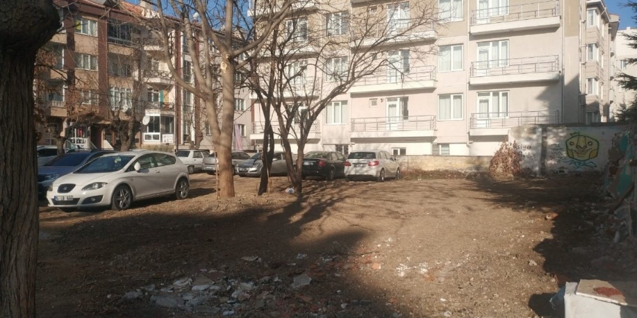 Tehlike Saçan O Ev Yıkıldı