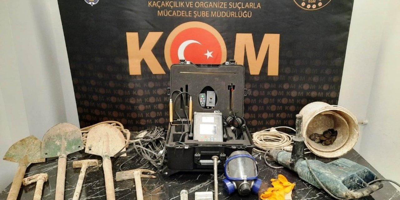 Kütahya’da Bir İş İşyerinin Avlusunda Yapılan Kaçak Kazıya Suçüstü