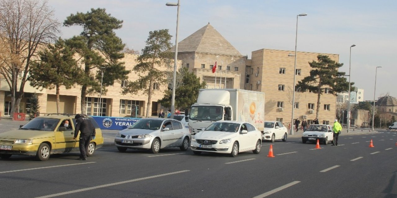 Kayseri’de Polis Ekiplerinin Denetimleri Sürüyor