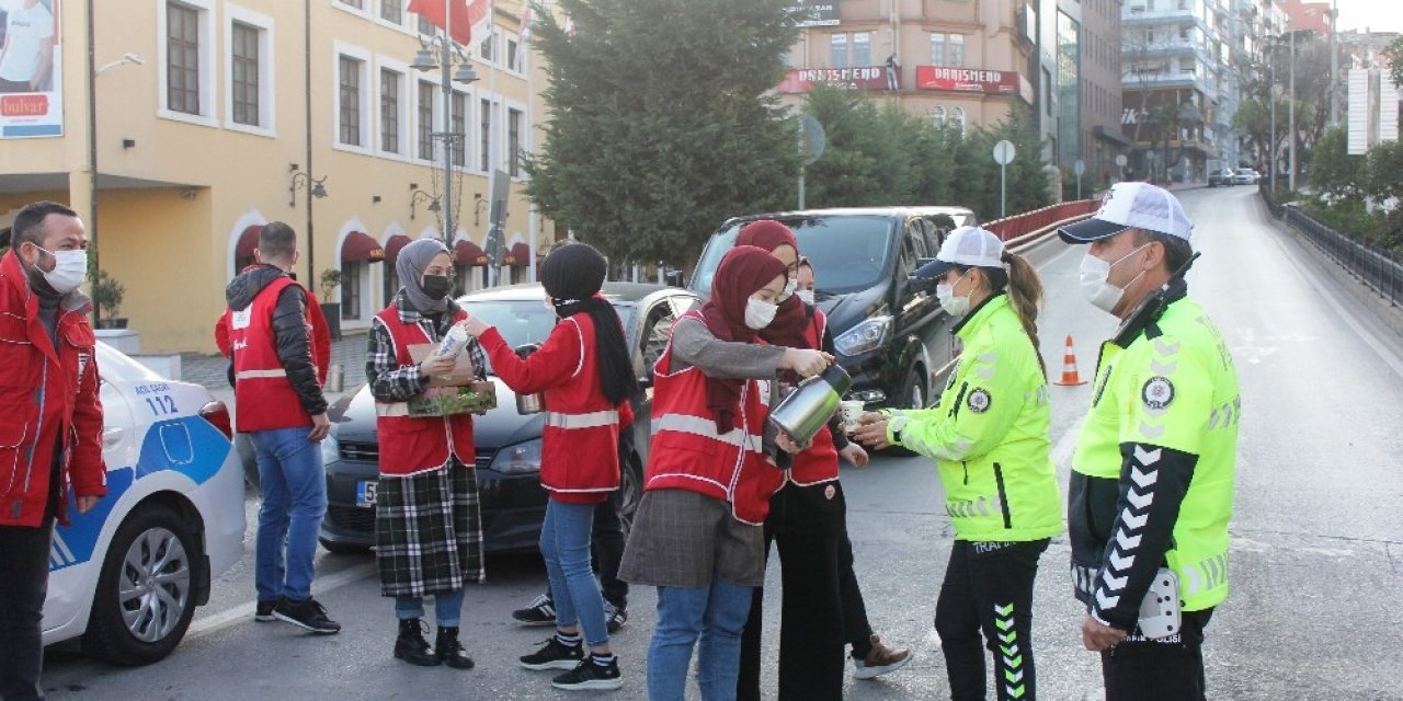 Kızılay’dan Polis Ekiplerine İkram