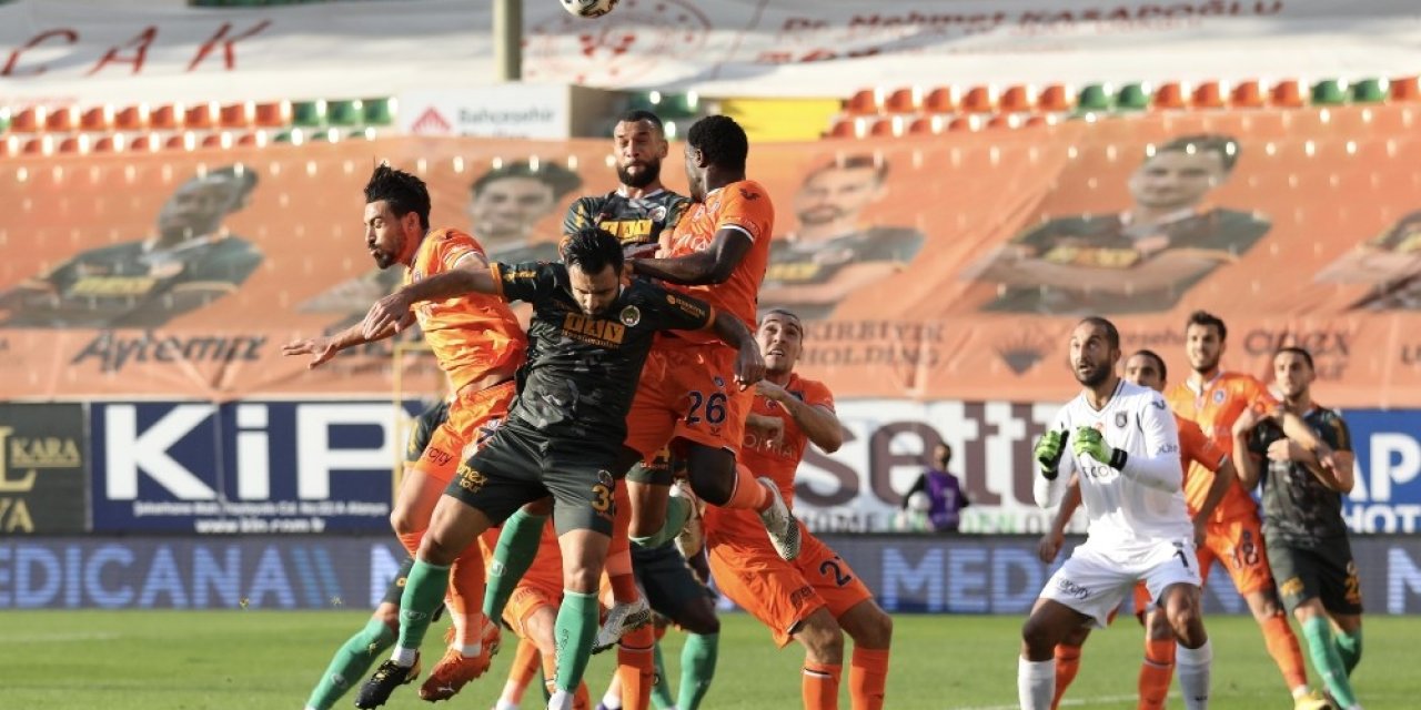 Süper Lig: Aytemiz Alanyaspor: 2 - Medipol Başakşehir: 0 (ilk Yarı)