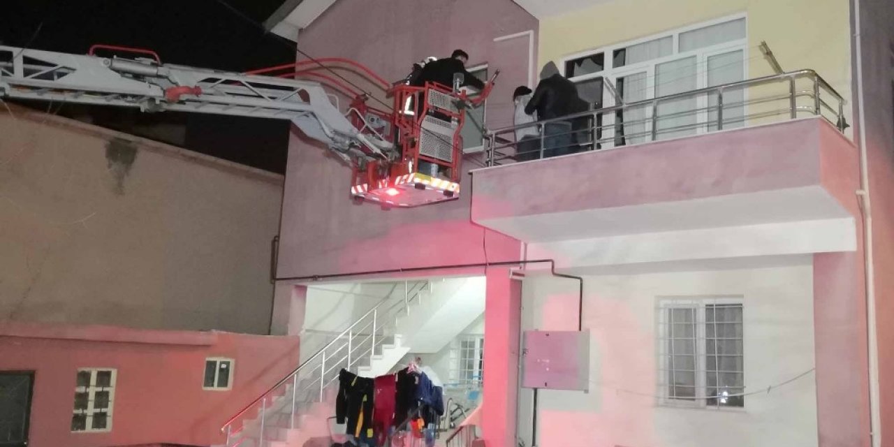 Kendisine Emanet Edilen Evi Soyan Kiracı Suçüstü Yakalanıp İtfaiye Merdiveniyle İndirildi