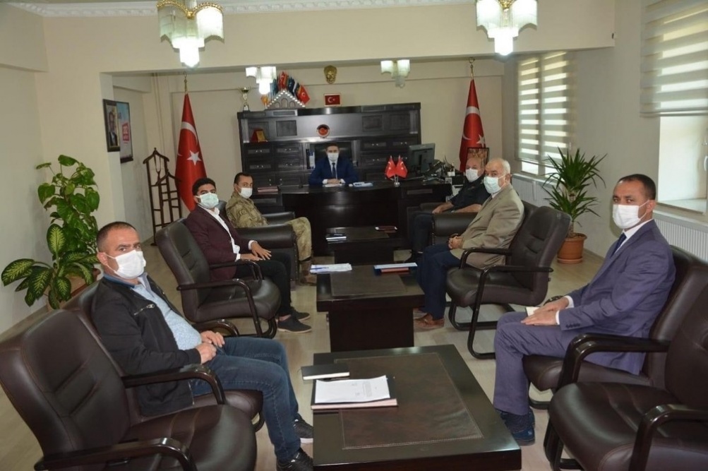 Bitlis’in Güroymak Kaymakamı Emre Zeyrek başkanlığında ‘Hıfzıssıhha Kurulu Toplantısı’ yapıldı