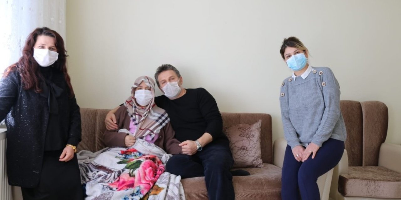 9 Yıldır Yürüyemeyen Hasta Eşine Hayatını Adadı