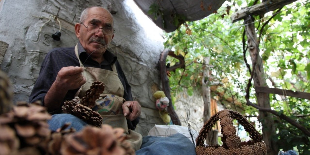 Çam Kozalaklarını Sanat Eserine Dönüştürüyor