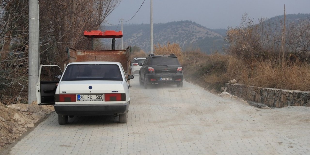 Pamukkale Belediyesi Kilit Parke Taşları İle Sokakları Kaplıyor