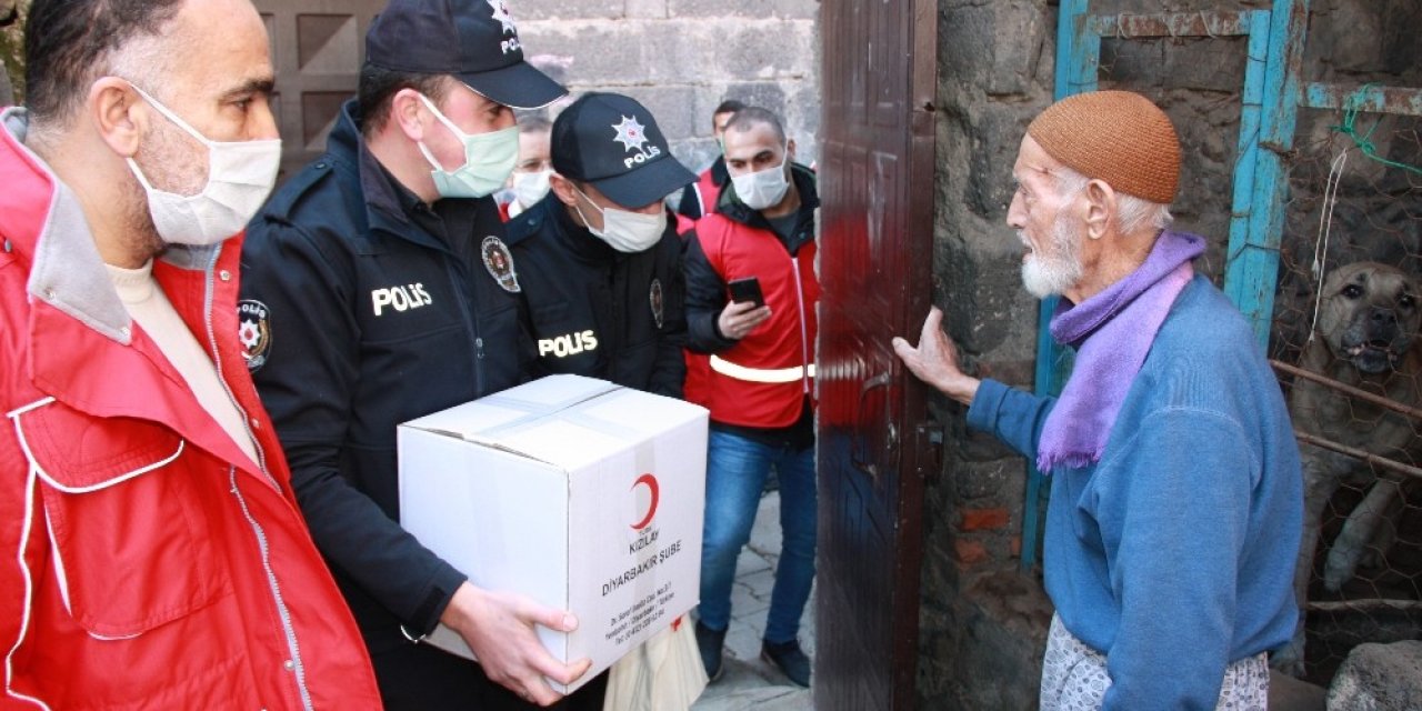 Diyarbakır’da Vefa Sosyal Destek Grubu, İhtiyaç Sahiplerini Yalnız Bırakmıyor
