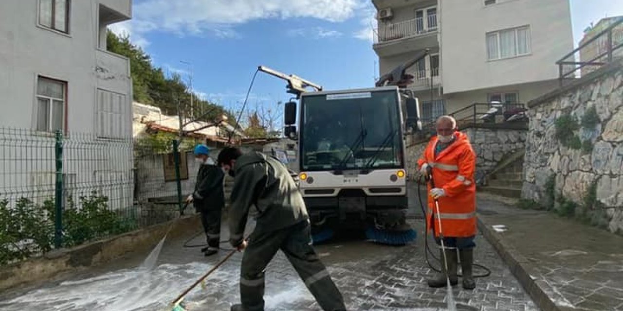 Sokağa Çıkma Kısıtlamasında Kuşadası Sokakları Baştan Sona Köpüklü Suyla Yıkandı