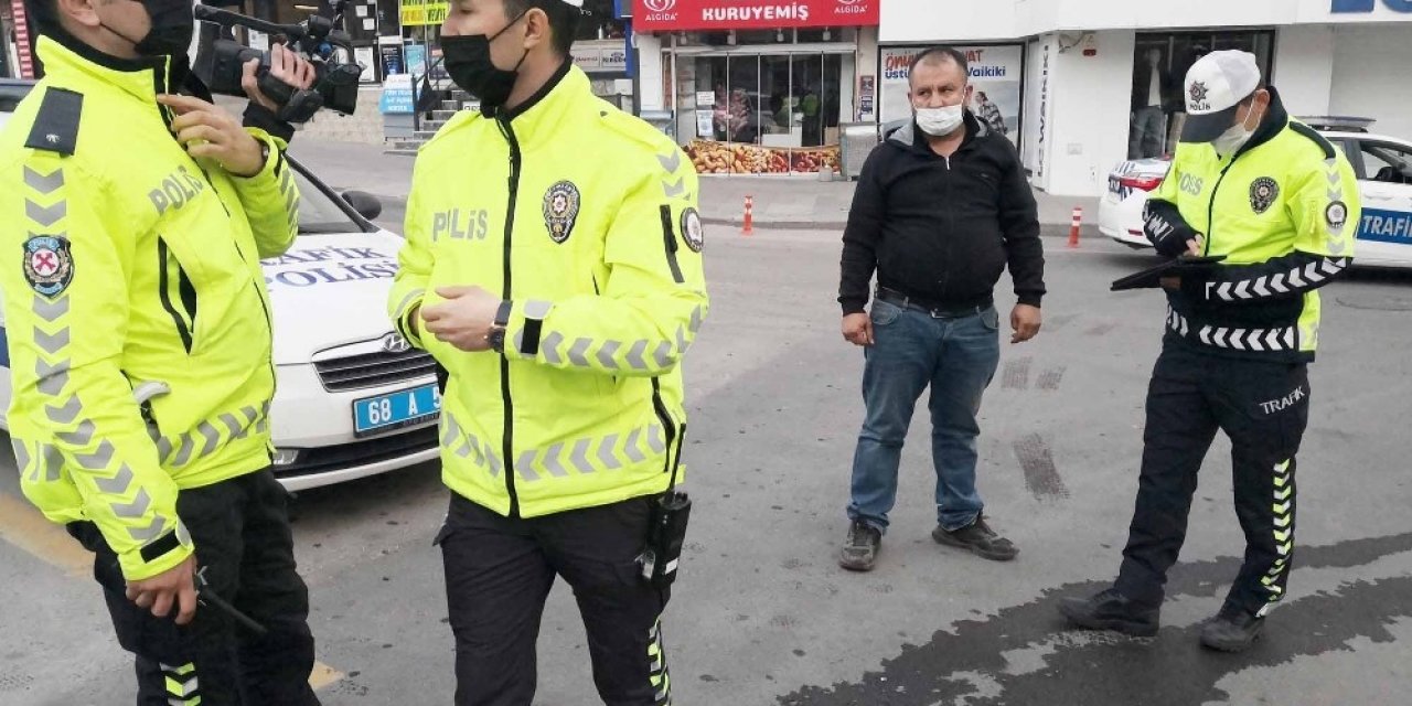 Trafikte Muayenesiz Araçla Yakalandı, Basın Mensuplarına Kızdı