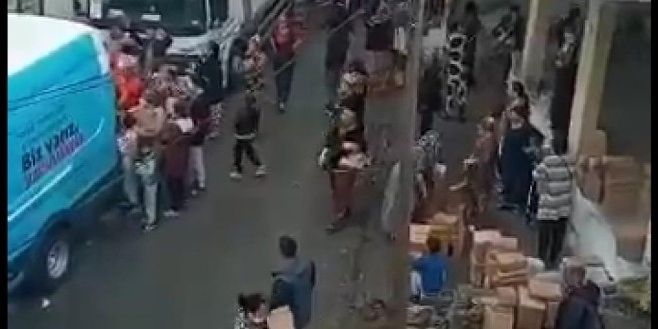 İzmir Büyükşehir Belediyesi’nden Erzak Dağıtımında Oluşan İzdiham Görüntülerine Dair Açıklama