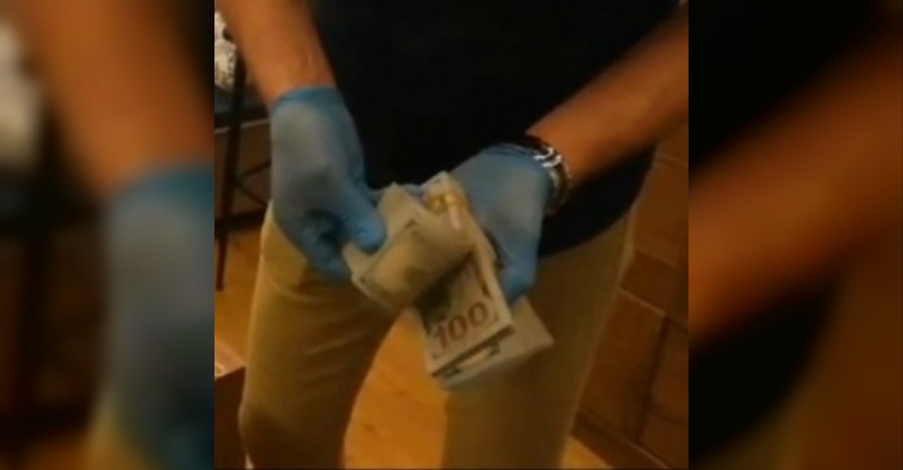 Belarus Rublesi ile bir şahsı 1 kilo altınını alarak dolandıran yabancı uyruklu 3 kişi, polisin takibi sonucu yakalandı.