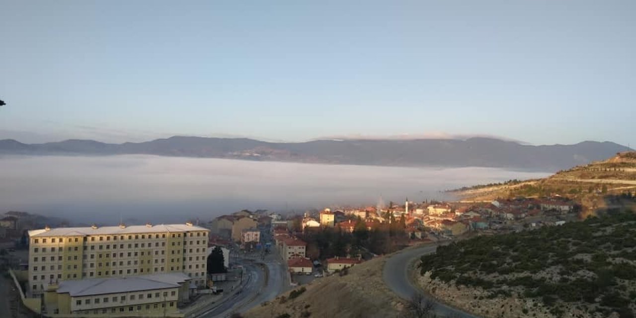 11 Bin Nüfuslu İlçe Sis Denizinde Kayboldu