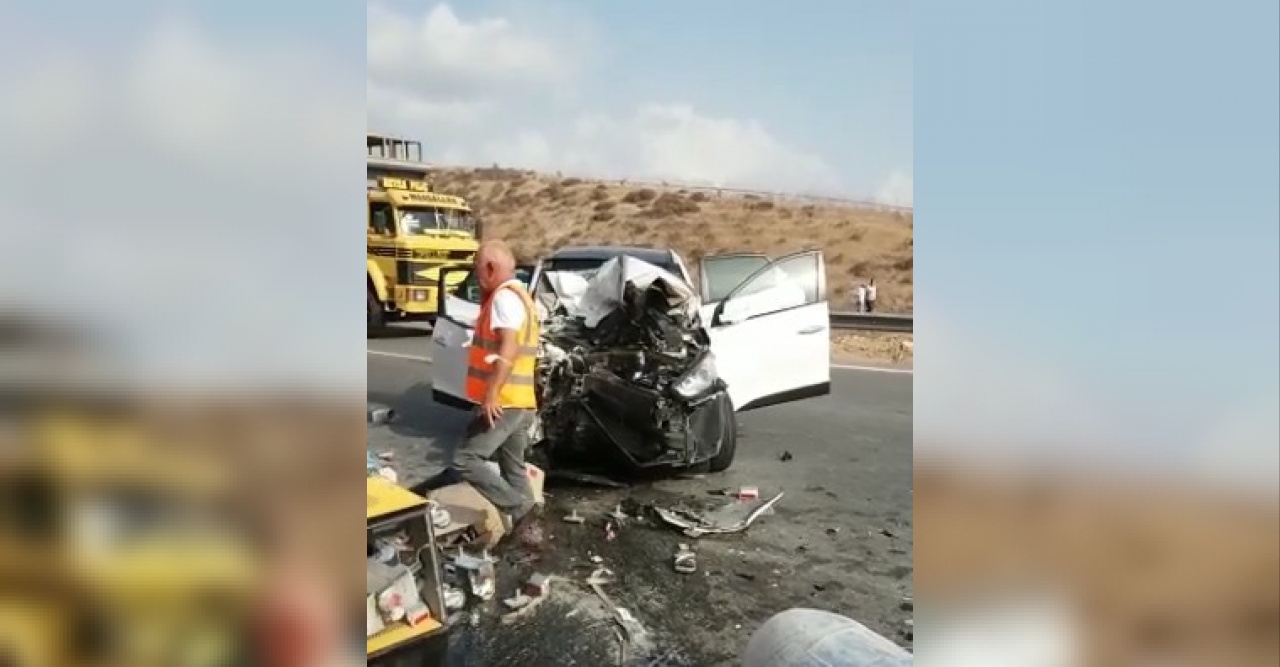Yol bakım çalışması yapan karayolları ekibine ait araca otomobil çarptı