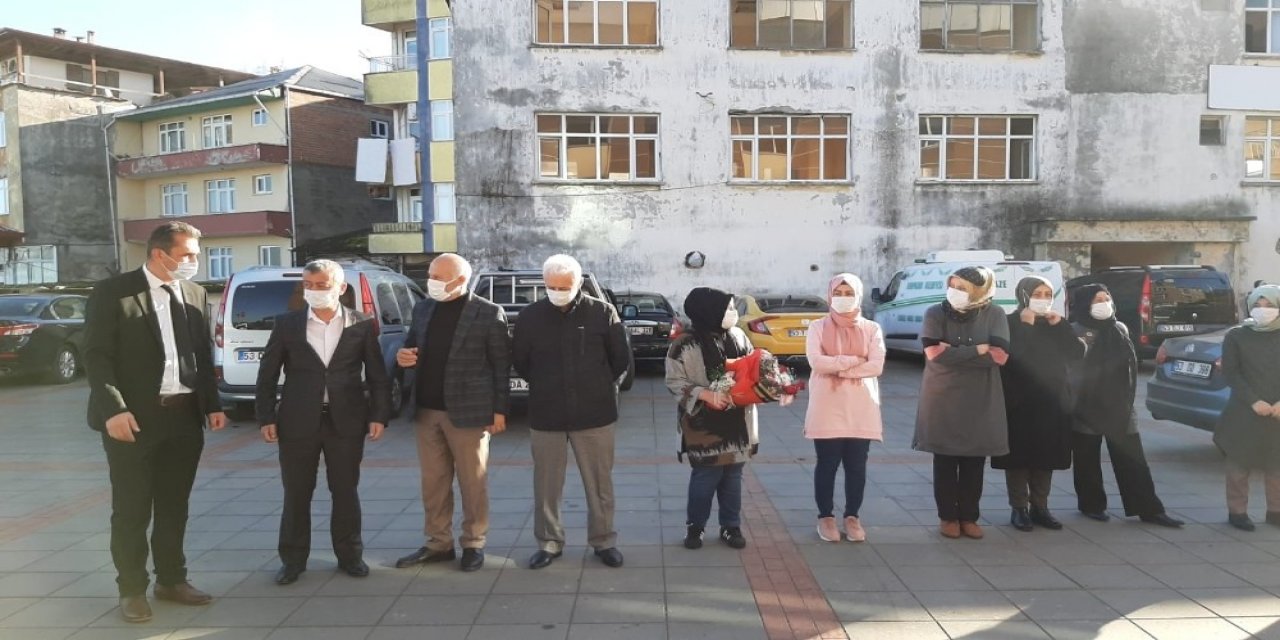 Covid 19’u Yenen Belediye Başkanı 53 Gün Sonra Çiçeklerle Karşılandı