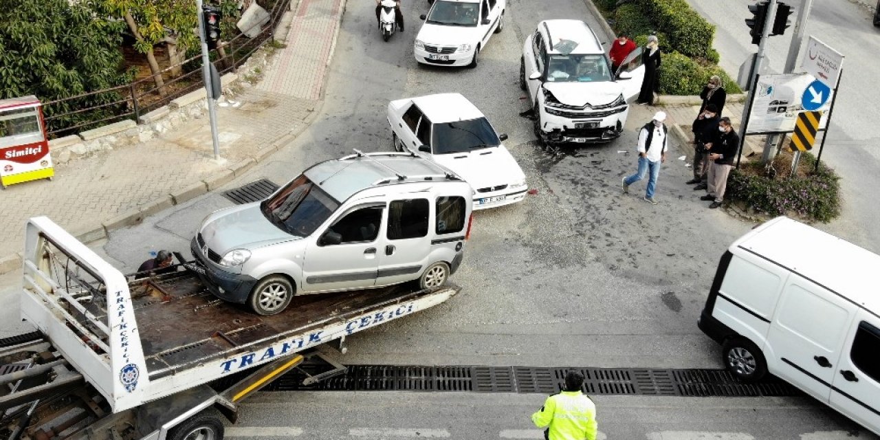 Kırmızı Işıkta 3 Araçlı Zincirleme Kaza: 4 Yaralı