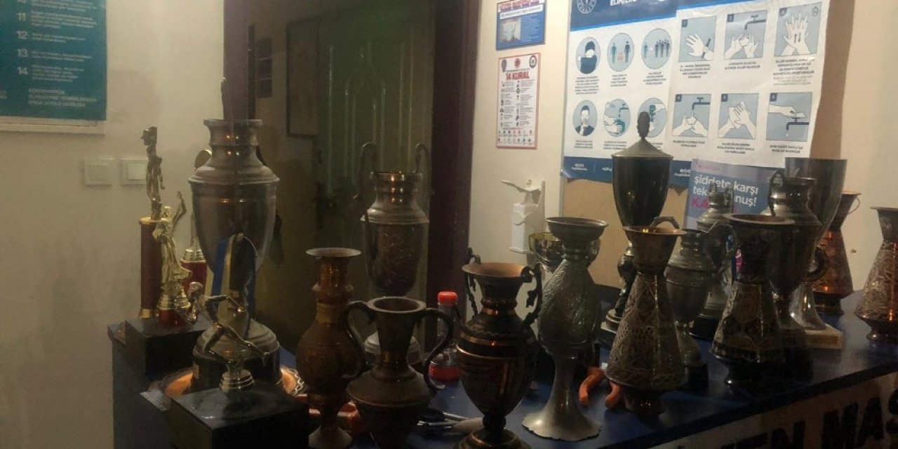 Tarihi Okulun Müzesindeki Kupaları Çaldılar