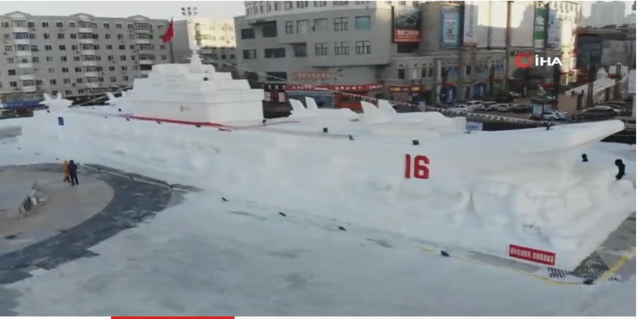 Kent Meydanına Buzdan Uçak Gemisi Yapıldı..!