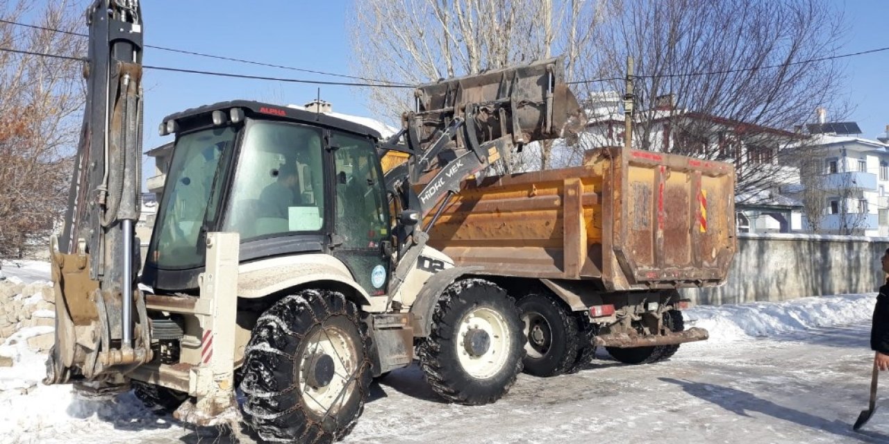 Çaldıran’da Eksi 39 Derecede Çöpler Toplanıyor