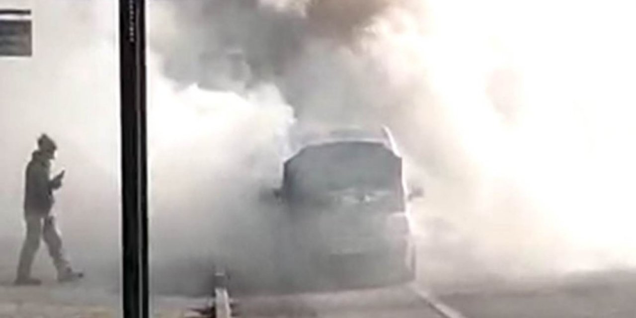 Motor Kaputundan Dumanlar Çıkan Araç Hareketli Anların Yaşanmasına Neden Oldu
