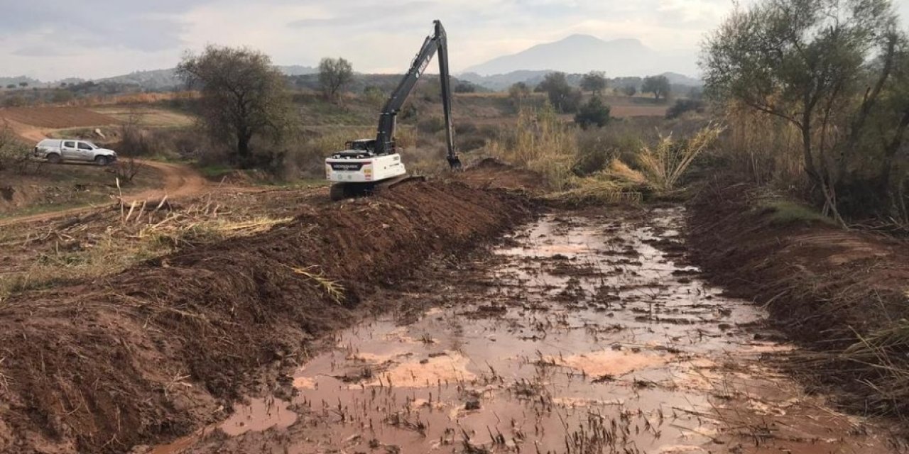 Alahıdır’da 3,5 Kilometre Dere Temizliği Yapıldı