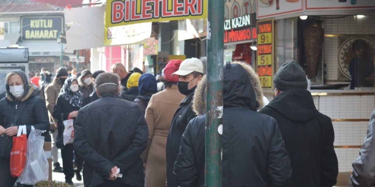 Kısıtlamalar Kalktı, Sokaklar Yine Sosyal Mesafesiz Kaldı