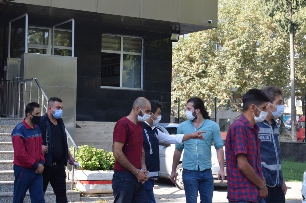 Lübnanlı bir iş adamını kaçırıp silah ve bıçak zoruyla elleri ve ayaklarını bağlayıp alıkoyan 3 kişi tutuklandı.