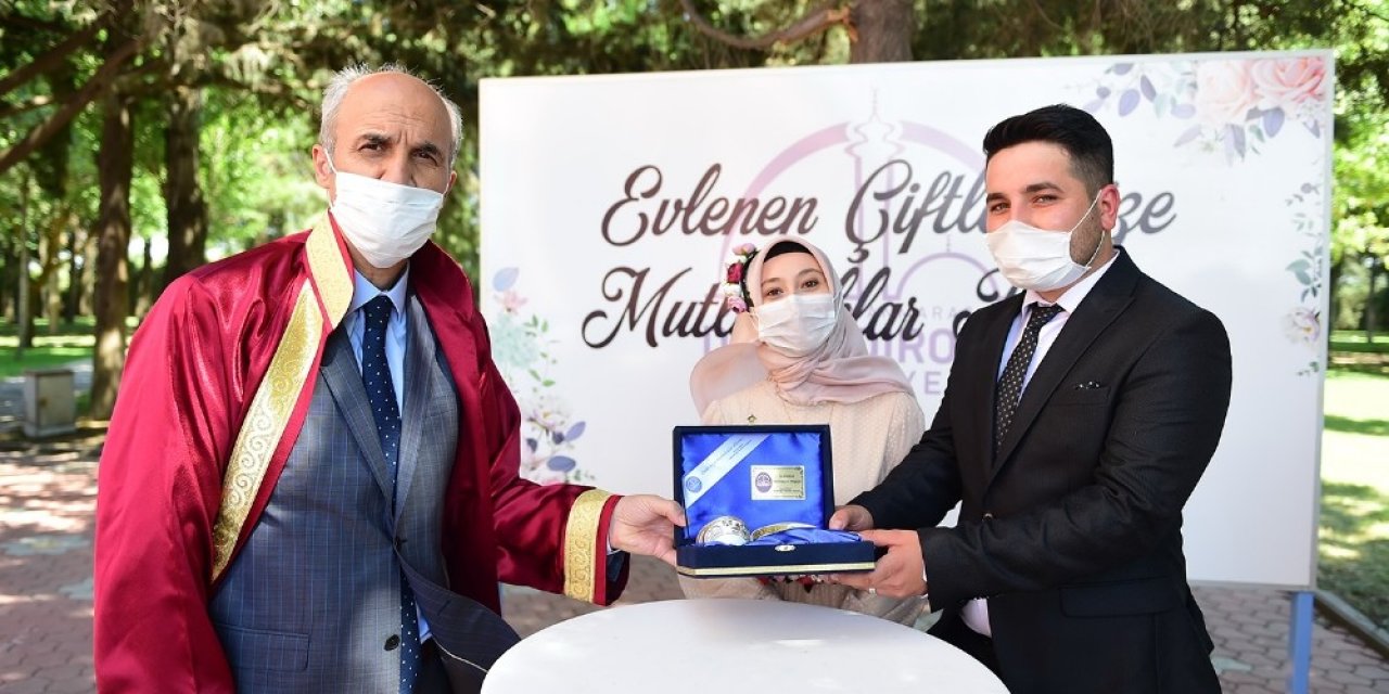 Korona Mutluluklarına Engel Olmadı