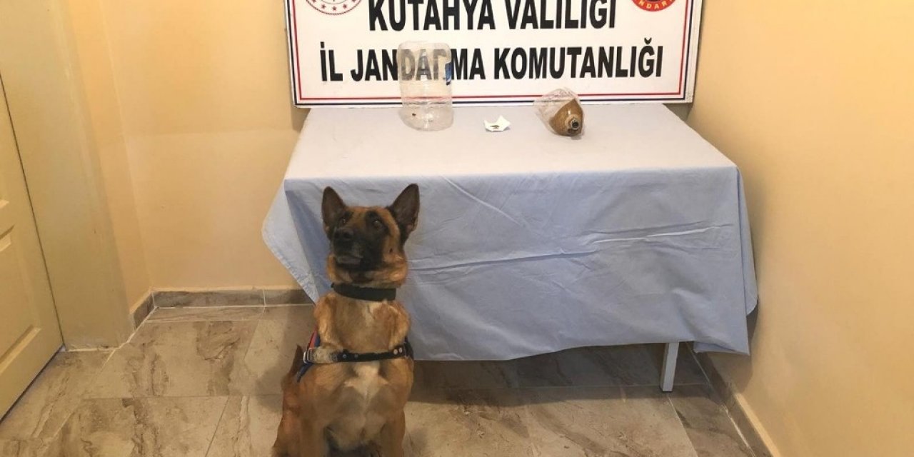 Jandarmayı Görünce Uyuşturucuyu Yere Attılar