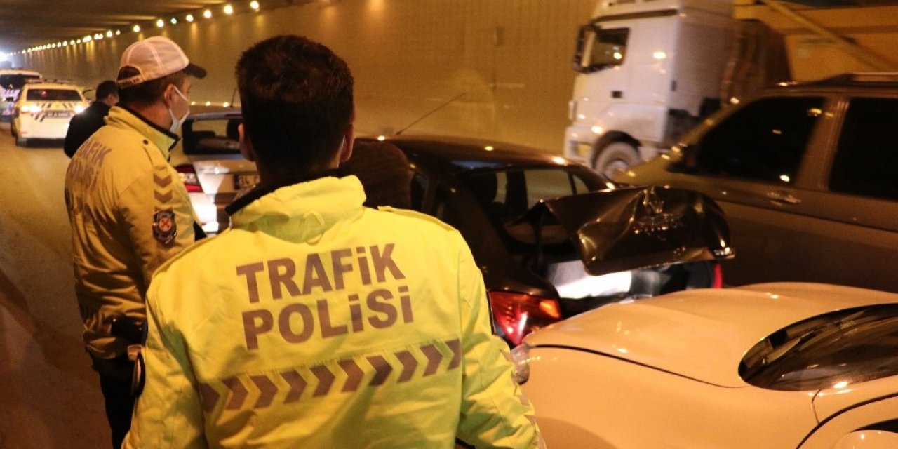 D100’de 6 Araç Birbirine Girdi, Kilometrelerce Uzunlukta Kuyruk Oluştu