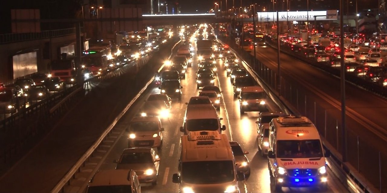 İstanbul’da Mesai Çıkışında Trafik Yoğunluğu