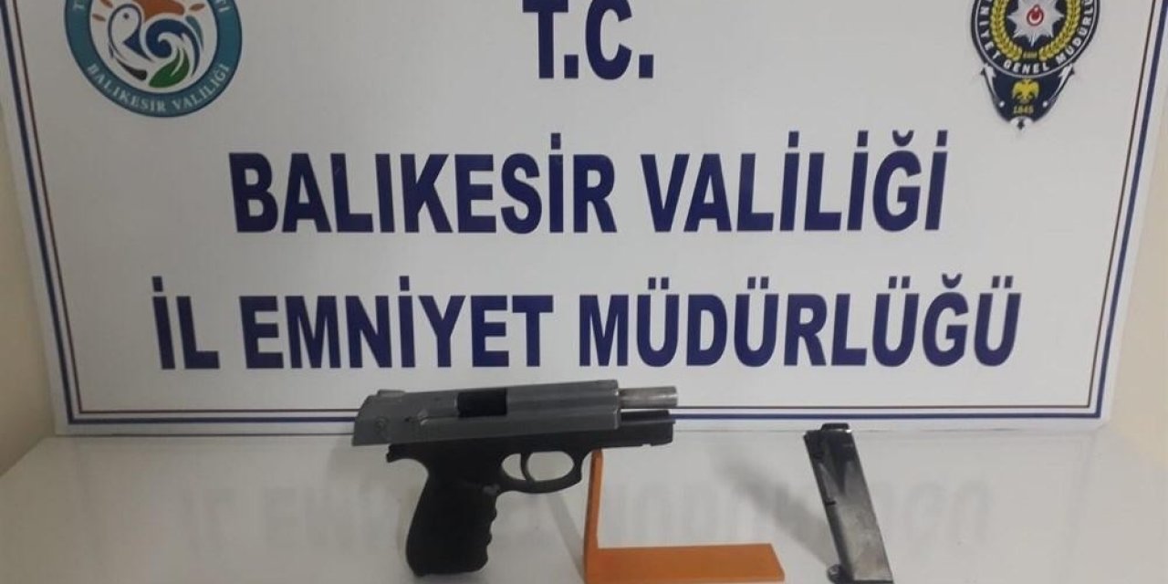 Balıkesir’de Polis 5 Aranan Şahsı Yakalarken 4 Silah Ele Geçirdi
