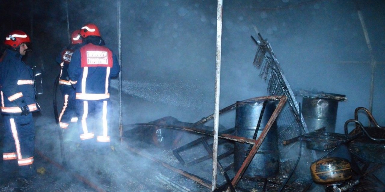 Sakarya’da Plaj Malzemelerinin Bulunduğu Depo Alev Alev Yandı