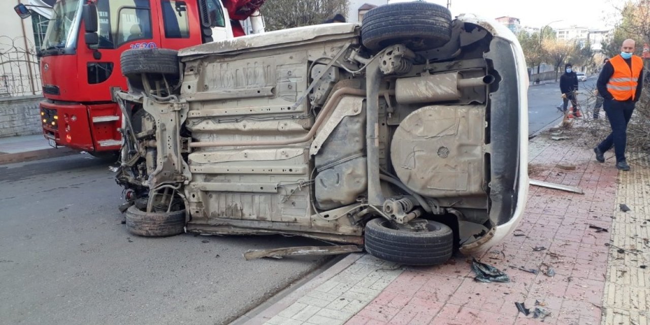 Siirt’te Kaldırıma Uçan Otomobil Ağaçları Yerinden Söktü: 2 Yaralı
