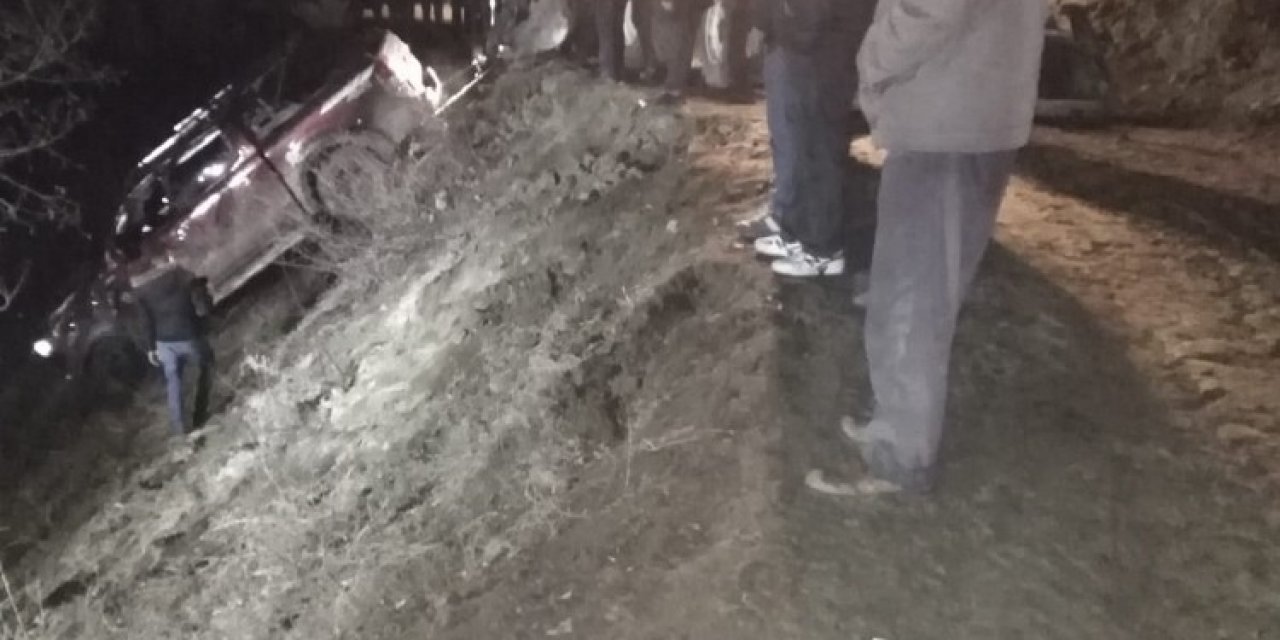 Pikap Dereye Uçtu, Yardımına Vatandaşlar Koştu
