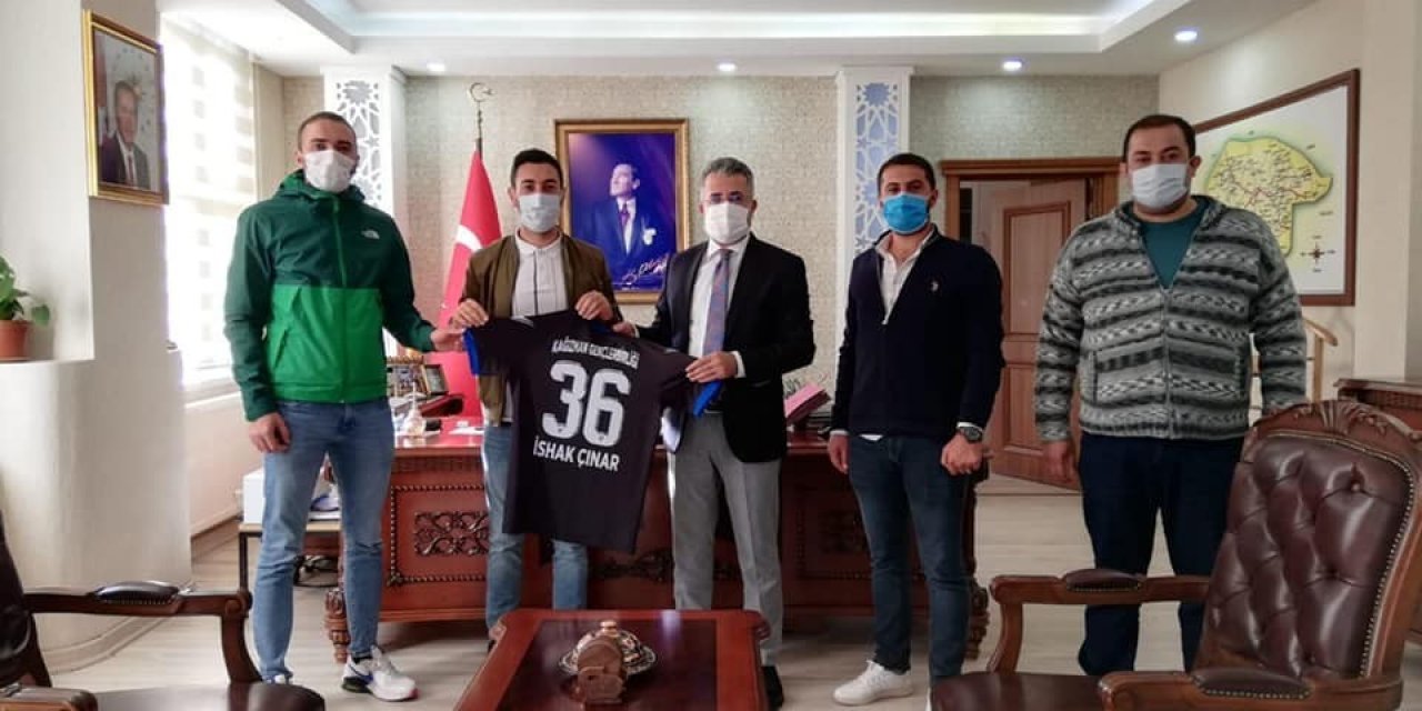 Çınar Ve Yıldız’a Kağızman Gençlerbirliği Forması Hediye Edildi
