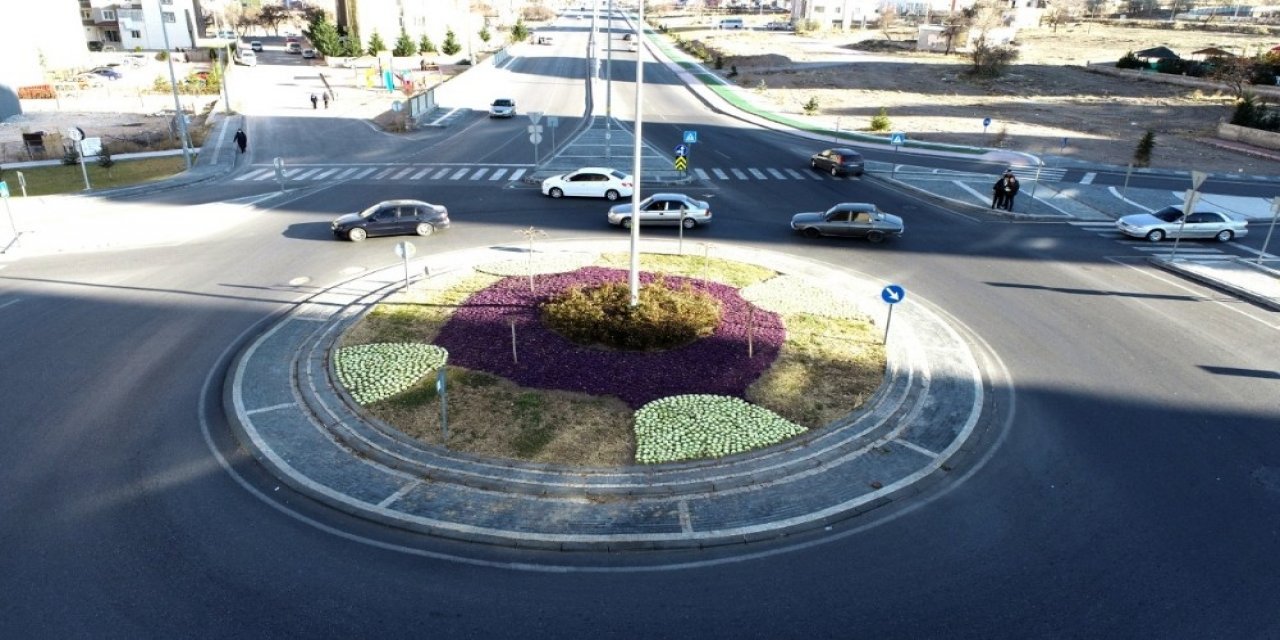 Melikgazi’de 200 Bin Adet Mevsimlik Çiçek Dikimi Yapıldı