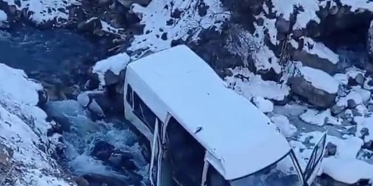 Minibüs Dereye Uçtu: 5 Yaralı