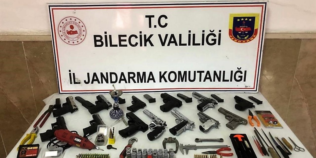 Üzerinden 3 Tabanca Çıkan Şahsın Evinden İse Cephaneliğe Yetecek Silah Çıktı