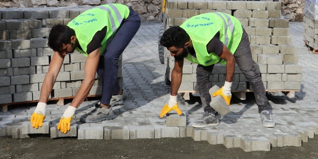 Soğucak’ta Yollar Kilit Parke İle Kaplanıyor