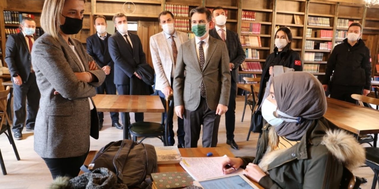 Vali Becel, Kütüphanede Ders Yapan Öğrencilerle Sohbet Etti
