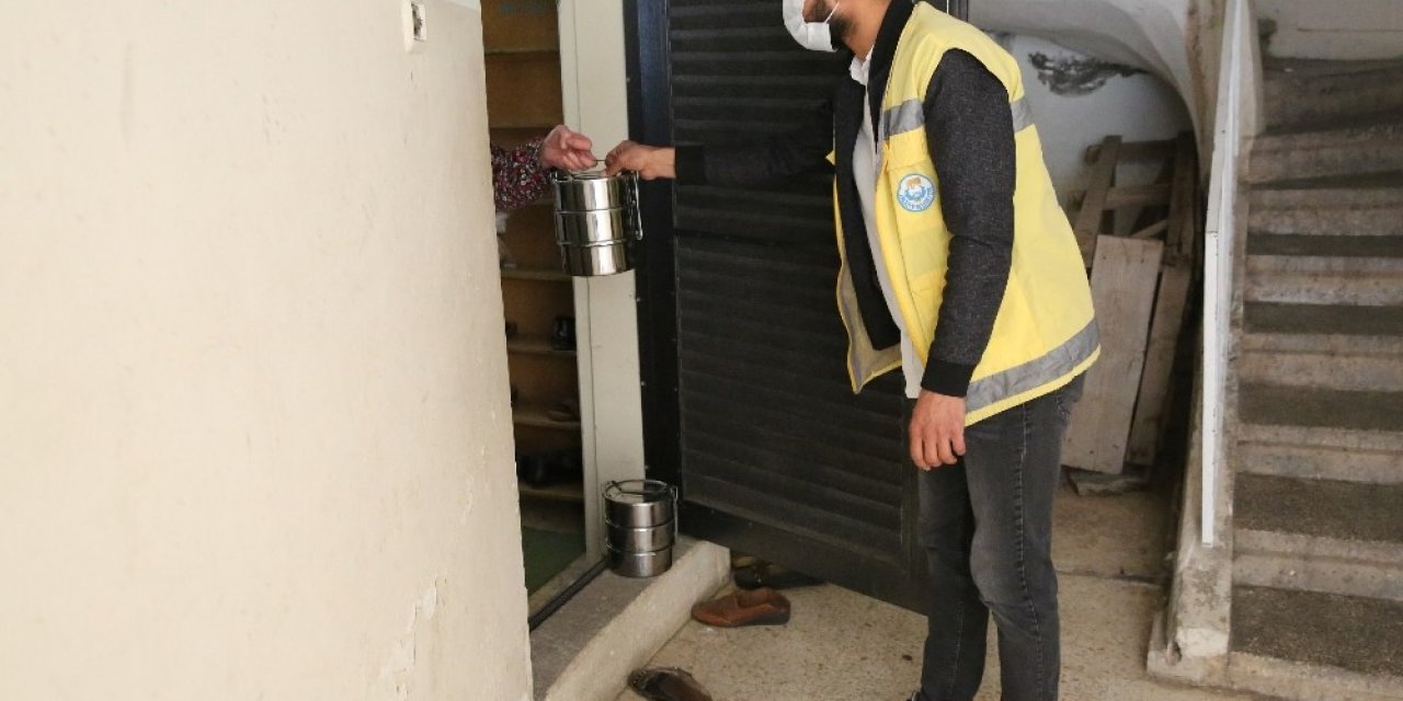 Haliliye’de İhtiyaç Sahiplerine Sıcak Yemek Dağıtımı