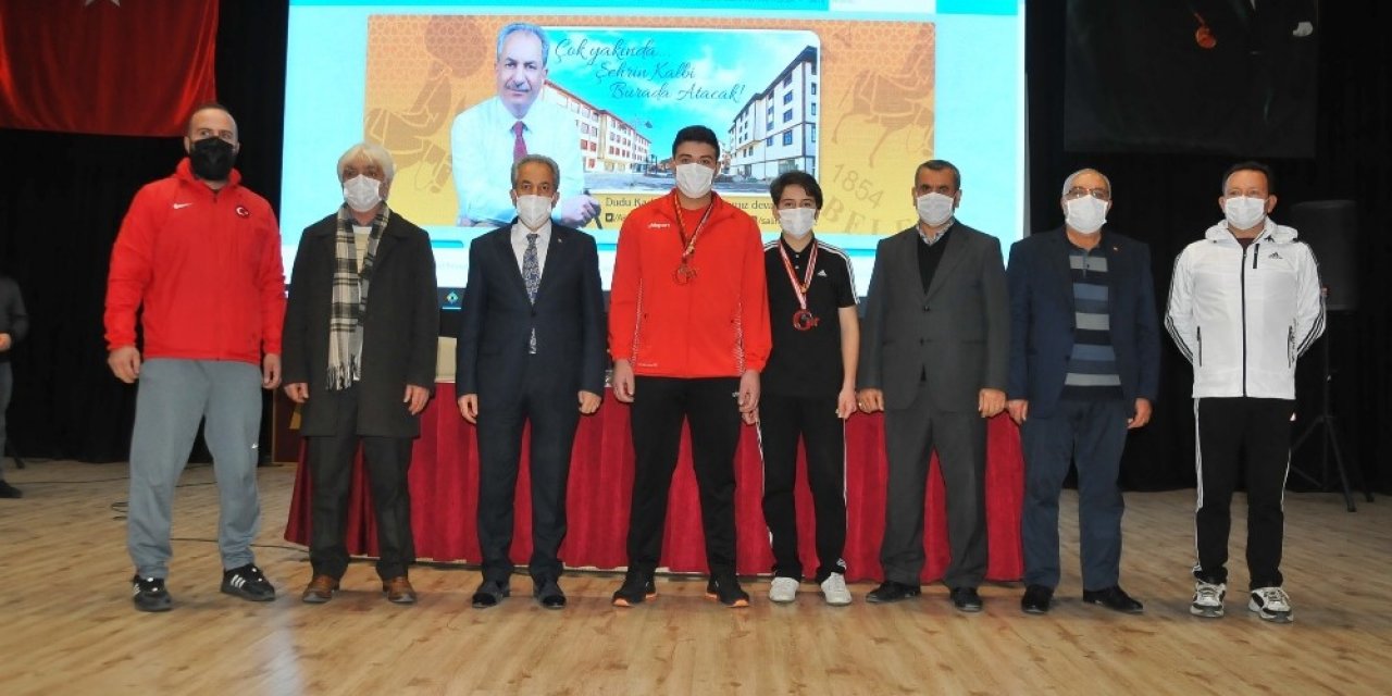 Akşehir Belediyesi’nden Başarılı Sporculara Ödül