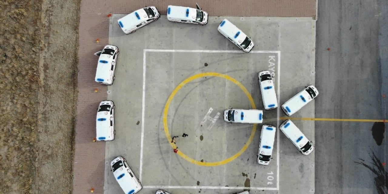 Ambulanslar İle Türk Bayrağı Koreografisi