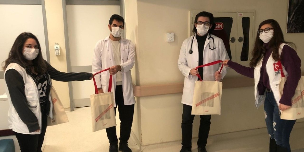 Öğrencilerden Sağlık Çalışanlarına Teşekkür Ziyareti